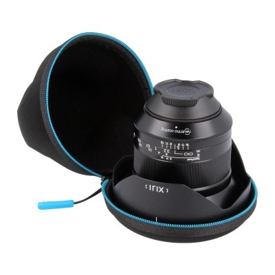 Objetiva de câmera preta dentro de estojo semicircular preto com fecho azul