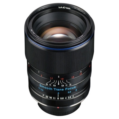 Objetiva fotográfica preta com anéis de foco e abertura e texto azul e branco