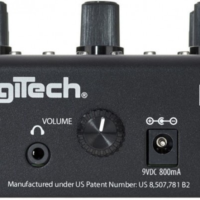 Pedal de efeitos para guitarra Digitech preto com três botões e texto em branco