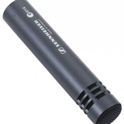 Microfone Sennheiser preto cilíndrico com grelha frontal