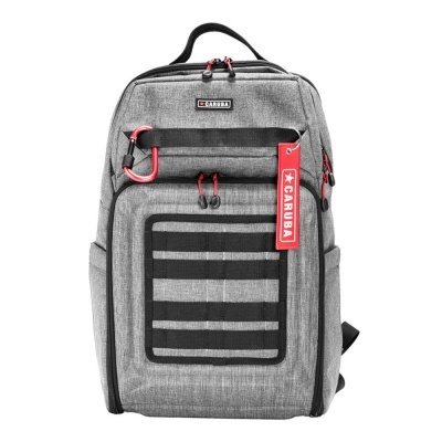 Mochila cinza de tecido com detalhes pretos e etiquetas vermelhas CARUBA