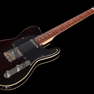 Guitarra elétrica com corpo escuro e braço de madeira clara