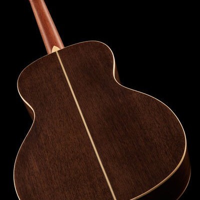 Guitarra clássica de madeira escura vista por trás