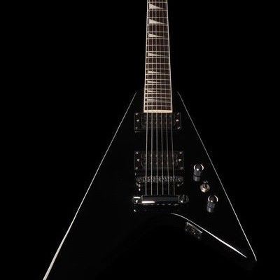 Guitarra elétrica preta em formato V com detalhes metálicos e trastes brancos