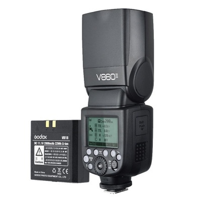 Flash de câmara Godox V860 II preto com bateria recarregável Li-ion preta em fundo branco