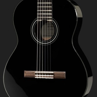 Guitarra clássica preta com seis cordas e acabamento brilhante