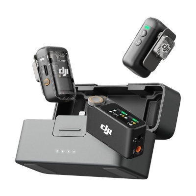 Equipamento DJI preto fosco com base de carregamento e módulos modulares com ecrãs e LEDs