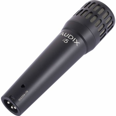 Microfone preto Audix i5 com grelha perfurada