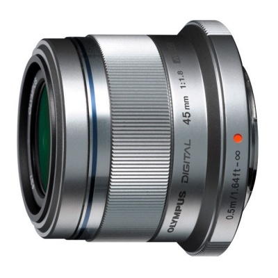 Lente Olympus DIGITAL 45mm f/1.8 prateada com anel de foco texturizado.