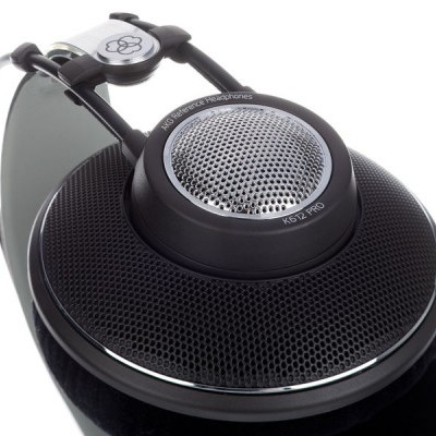 Auscultadores K612 PRO com estrutura preta e grelha metálica prateada