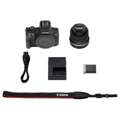 Conjunto de câmara Canon EOS com acessórios sobre fundo branco