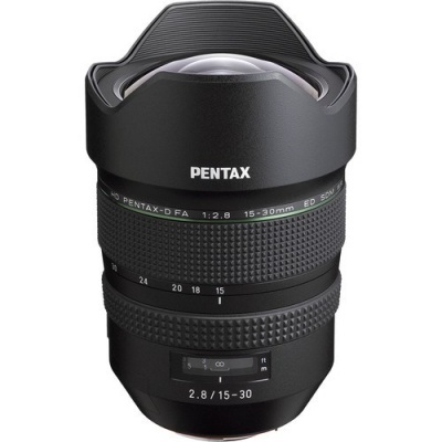 Objetiva fotográfica Pentax 15-30mm f/2.8 preta com superfície texturizada