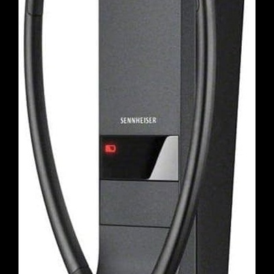 Auricular Sennheiser preto com suporte de carregamento e cabos conectados