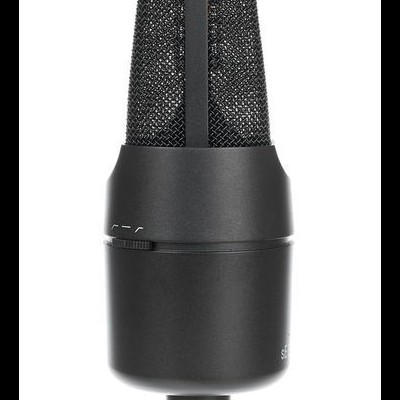 Microfone preto com malha metálica e corpo cilíndrico em fundo branco