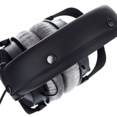 Auriculares pretos com almofadas cinzentas e faixa superior acolchoada