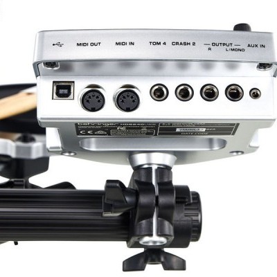 Interface de áudio com conectores USB, MIDI e áudio montada num suporte