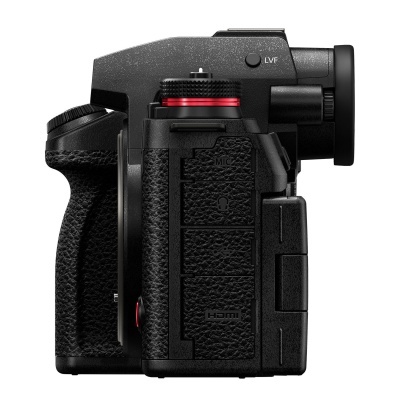 Máquina fotográfica preta vista de lado com visor e botões