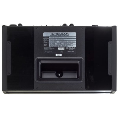 Peça eletrónica TC HELICON preta com etiqueta e ranhura central