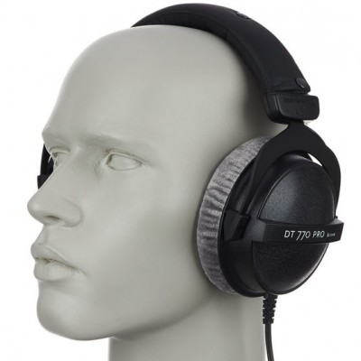 Fones de ouvido DT 770 PRO 80 ohm preto em manequim cinza claro