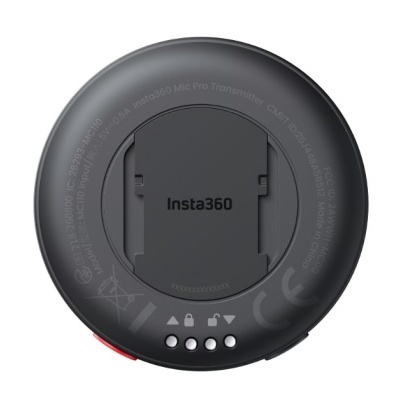 Dispositivo redondo preto Insta360 com botões prateados e inscrições na borda