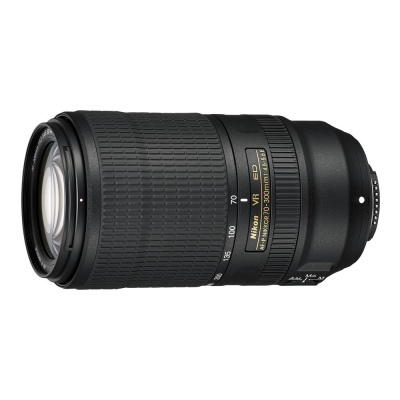 Objetiva fotográfica Nikon preto com marcações de lente e texto em dourado e branco