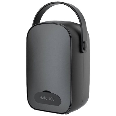 Coluna portátil preta com cabo e texto 'Halo 100' na frente