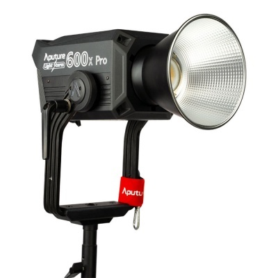 Equipamento de iluminação Aputure Light Storm 600x Pro preto com refletor metálico