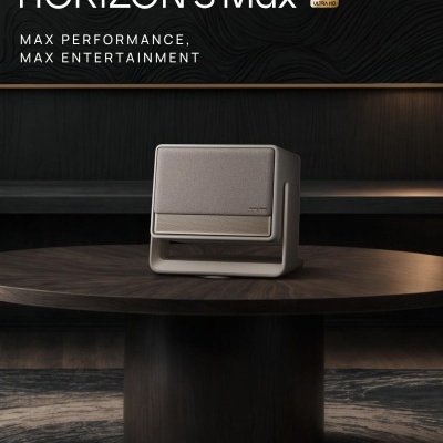 Coluna de som Horizon S Max bege sobre mesa redonda de madeira escura num ambiente moderno