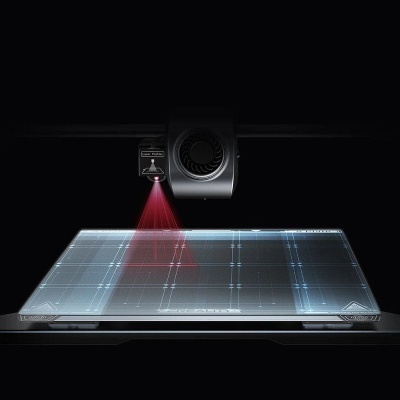 Mesa digitalizadora translúcida com luz vermelha e padrões em fundo preto