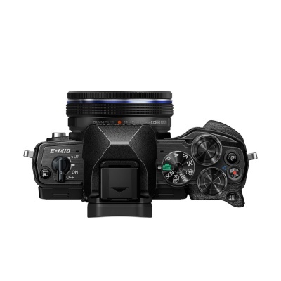 Câmara Olympus E-M10 vista de cima com corpo preto e lente.