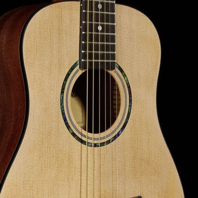 Guitarra acústica de madeira clara com palavra MINI na tarracha