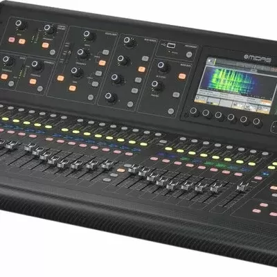 Mesa de mistura áudio digital preta com botões e ecrã colorido