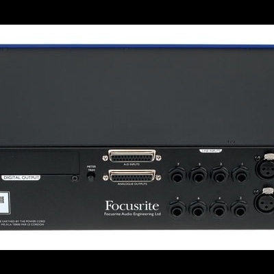 Equipamento eletrónico preto Focusrite com portas de áudio e etiquetas visíveis.