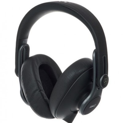 Auriculares circumaurais AKG pretos com almofadas acolchoadas em fundo branco