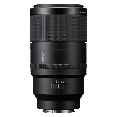 Lente de câmera preta Sony com texto e interruptor