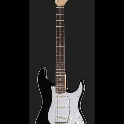 Guitarra elétrica Fender preta com pickguard branco e braço de madeira clara