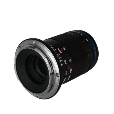 Lente fotográfica preta com anel texturizado e montagem metálica.