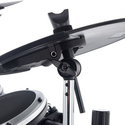 bateria eletrónica com pratos e suportes metálicos em fundo branco