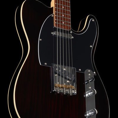 Guitarra elétrica preta com detalhes em creme e ferragens cromadas