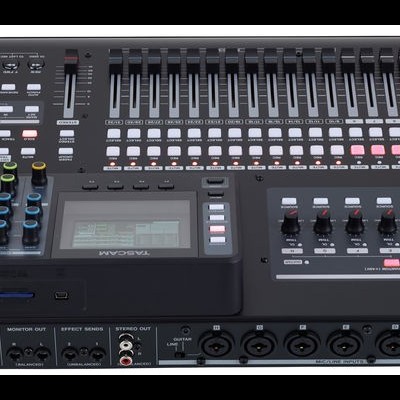 Console de mistura de áudio preta com botões, faders e mostrador digital