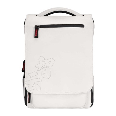 Mochila branca com bolso frontal e detalhes pretos