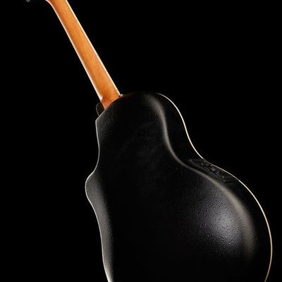 Guitarra acústica preta vista de costas com braço de madeira clara