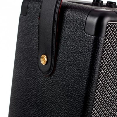 Caixa de som portátil preta com textura de pele, rede metálica e alça de transporte