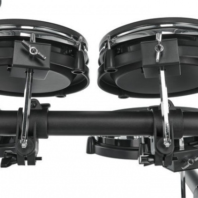 Bateria electrónica preta com suportes metálicos sobre estrutura tubular