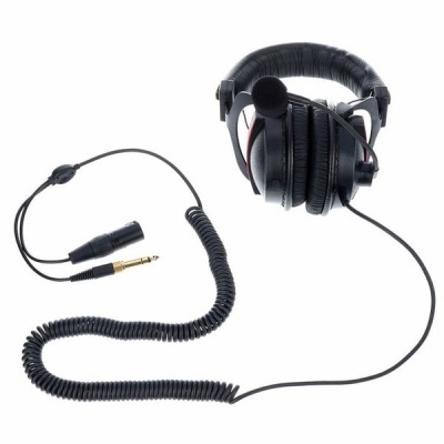 Auricular profissional preto com cabo espiralado e adaptador jack