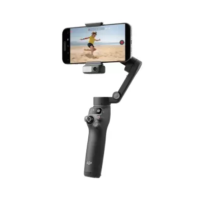Estabilizador DJI Osmo Mobile com smartphone a gravar vídeo na praia