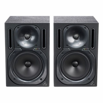 Conjunto de duas colunas de som profissionais pretas Behringer