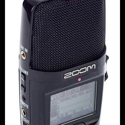 Gravador de áudio portátil preto Zoom com ecrã digital e botões laterais