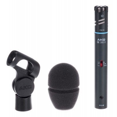 Microfone AKG SE 300 B preto com suporte e espuma