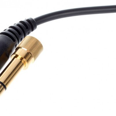 Cabo de áudio com conectores jack dourados em fundo branco